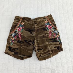 Johnny Was camouflage shorts with flower embroidery